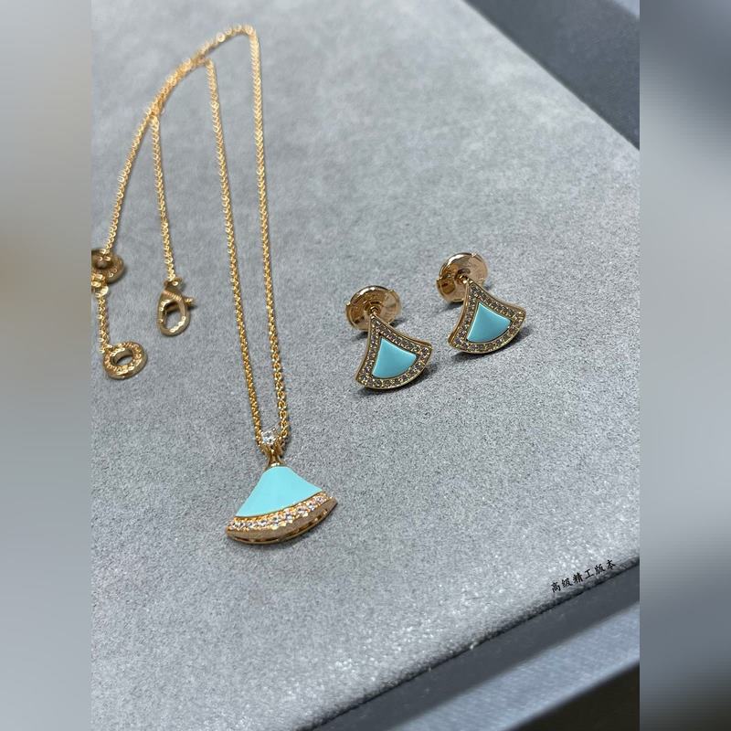 V金材質(zhì) 5240220 寶格麗七夕綠松石裙子耳釘，十足的女性魅力 禮贊意大利式