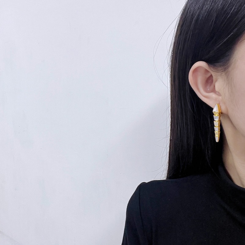 -佩戴圖-BVLGARI寶格麗SERPENTI VIPER白貝間鑽蛇骨耳釘耳拍