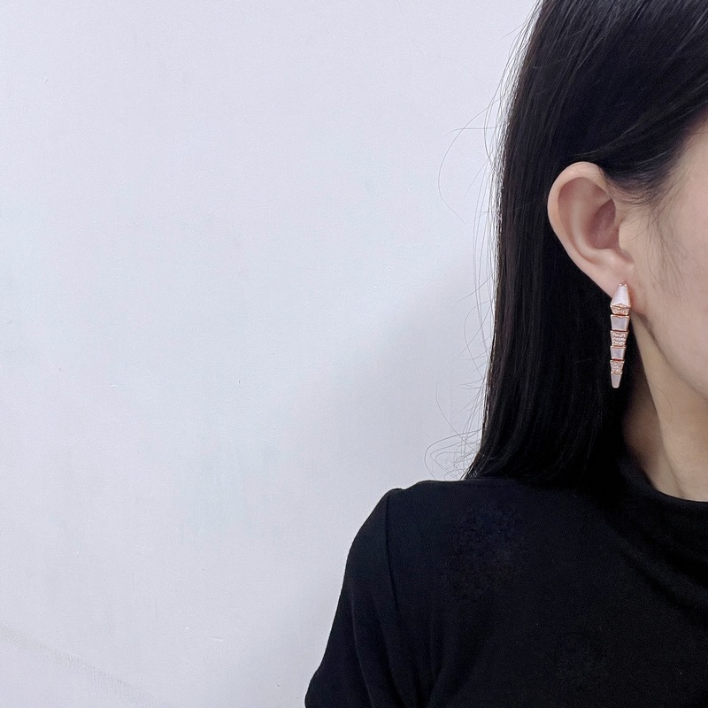 -佩戴圖-BVLGARI寶格麗SERPENTI VIPER白貝間鑽蛇骨耳釘耳拍