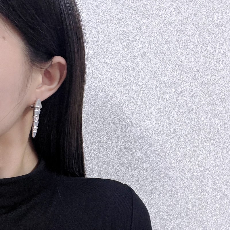 -佩戴圖-BVLGARI寶格麗SERPENTI VIPER白貝間鑽蛇骨耳釘耳拍