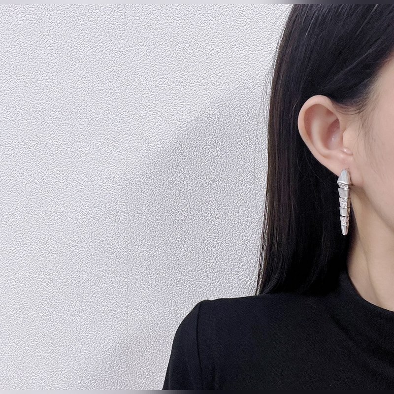 -佩戴圖-BVLGARI寶格麗SERPENTI VIPER白貝間鑽蛇骨耳釘耳拍