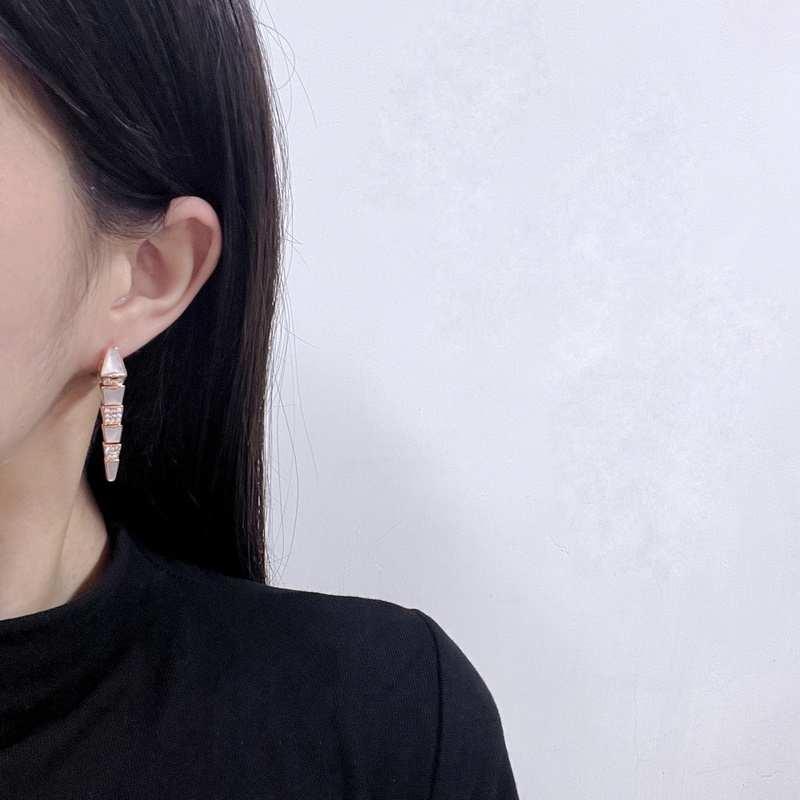 -佩戴圖-BVLGARI寶格麗SERPENTI VIPER白貝間鑽蛇骨耳釘耳拍