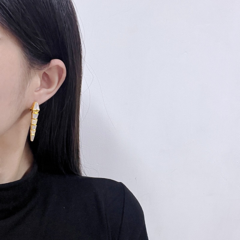 -佩戴圖-BVLGARI寶格麗SERPENTI VIPER白貝間鑽蛇骨耳釘耳拍