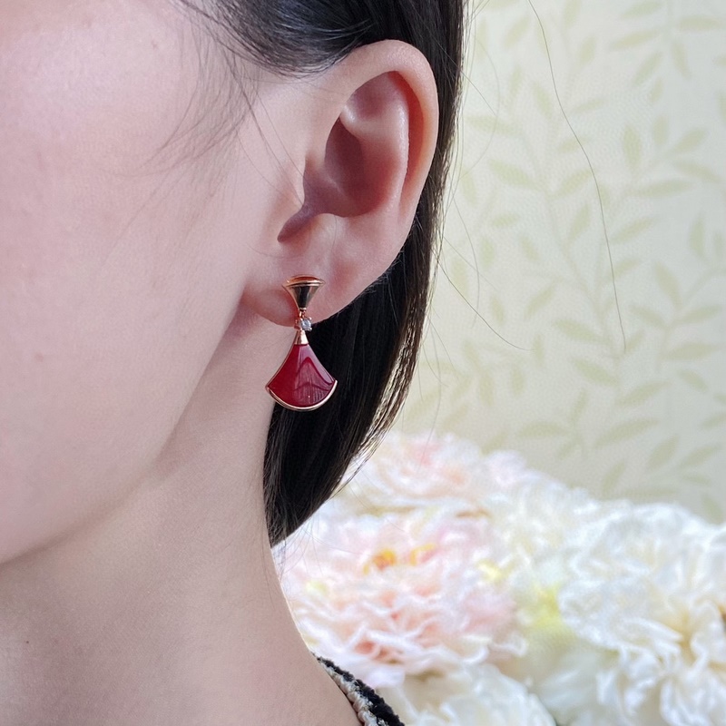 寶格麗 天然石 白貝扇形 貝殼裙子耳釘。又是一款讓人把持不住的耳釘，外形柔美純粹