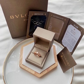 BVLGARI經典重現 寶格麗貝殼蛇 戒指 細膩妖嬈的線條設計，飾以明亮鑽石 讓