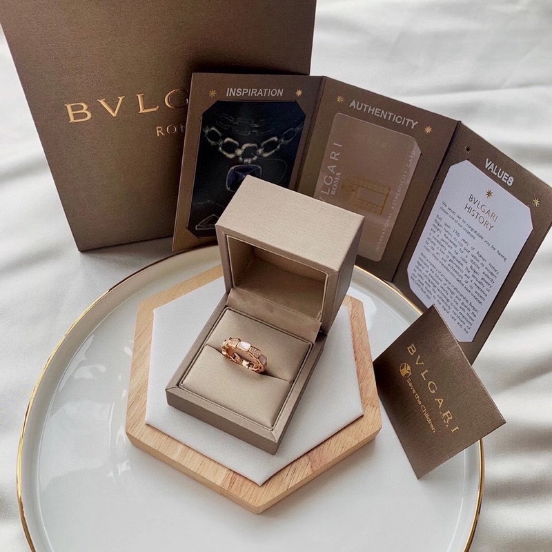 BVLGARI經典重現 寶格麗貝殼蛇 戒指 細膩妖嬈的線條設計，飾以明亮鑽石 讓