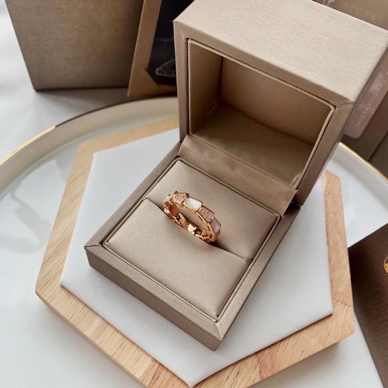 BVLGARI經典重現 寶格麗貝殼蛇 戒指 細膩妖嬈的線條設計，飾以明亮鑽石 讓