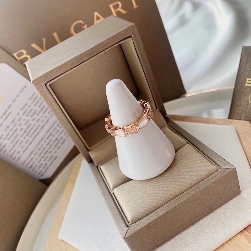 BVLGARI經典重現 寶格麗貝殼蛇 戒指 細膩妖嬈的線條設計，飾以明亮鑽石 讓