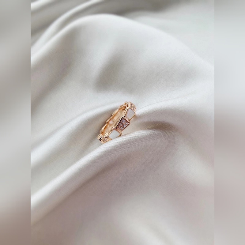 BVLGARI經典重現 寶格麗貝殼蛇 戒指 細膩妖嬈的線條設計，飾以明亮鑽石 讓