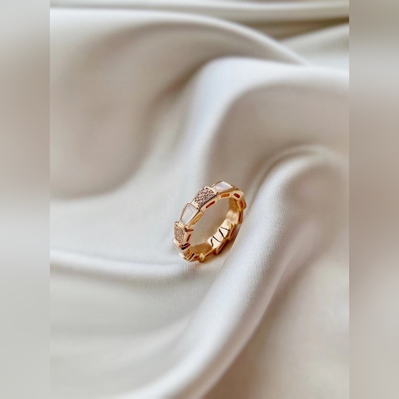 BVLGARI經典重現 寶格麗貝殼蛇 戒指 細膩妖嬈的線條設計，飾以明亮鑽石 讓