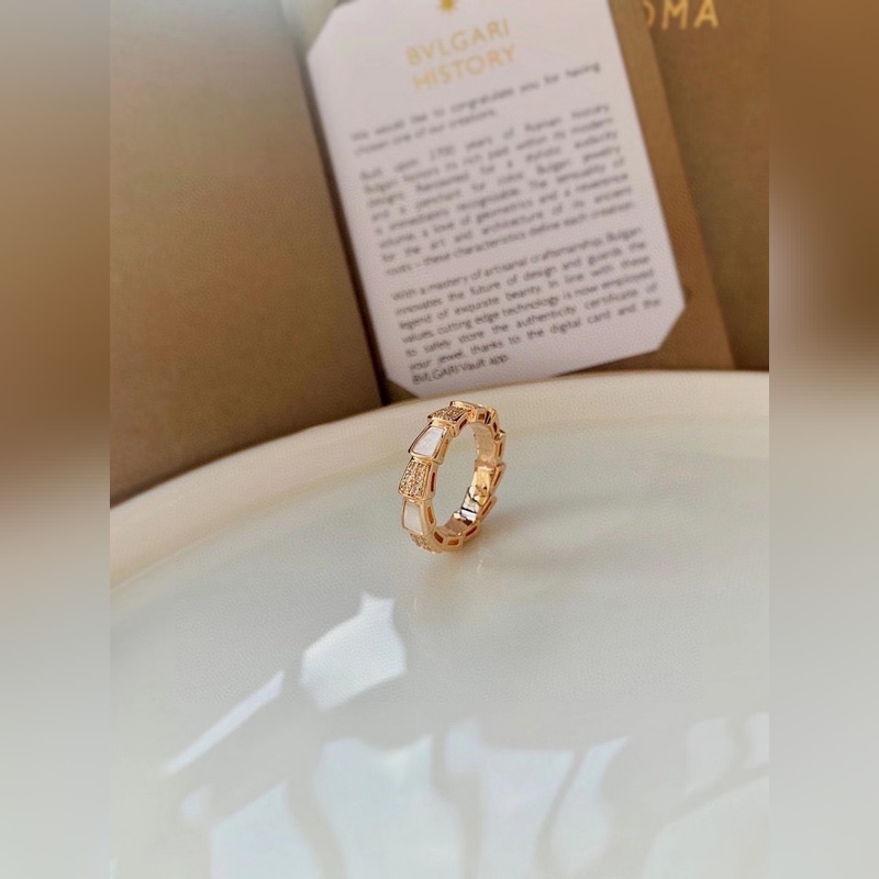 BVLGARI經典重現 寶格麗貝殼蛇 戒指 細膩妖嬈的線條設計，飾以明亮鑽石 讓