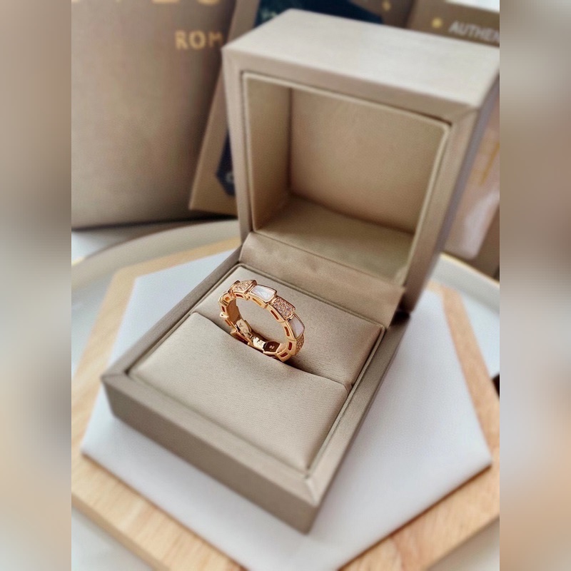 BVLGARI經典重現 寶格麗貝殼蛇 戒指 細膩妖嬈的線條設計，飾以明亮鑽石 讓