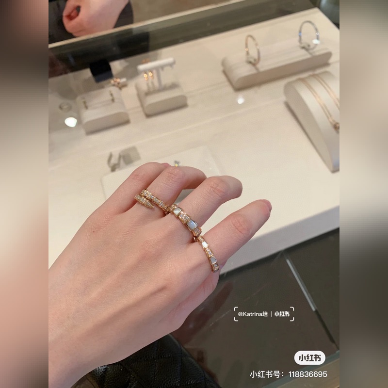 BVLGARI經典重現 寶格麗貝殼蛇 戒指 細膩妖嬈的線條設計，飾以明亮鑽石 讓