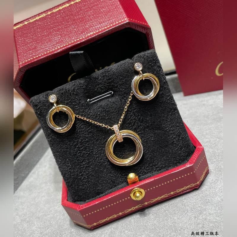 V金材質(zhì) 8060180 卡地亞三環(huán)耳環(huán)，又一款經(jīng)典，環(huán)抱鑲嵌 完美詮釋對稱美學(xué)