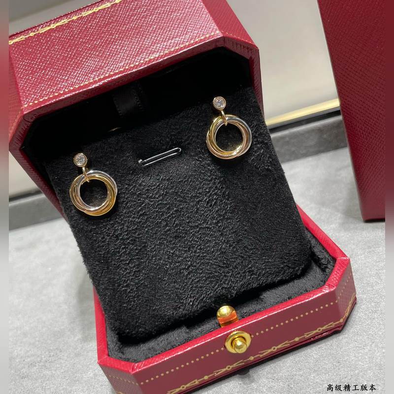 V金材質(zhì) 8060180 卡地亞三環(huán)耳環(huán)，又一款經(jīng)典，環(huán)抱鑲嵌 完美詮釋對稱美學(xué)