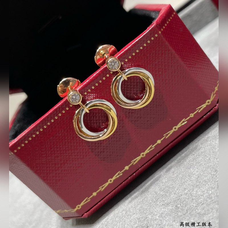 V金材質(zhì) 8060180 卡地亞三環(huán)耳環(huán)，又一款經(jīng)典，環(huán)抱鑲嵌 完美詮釋對稱美學(xué)