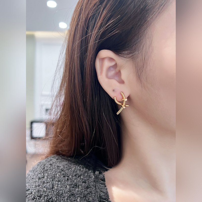 -專櫃圖 佩戴圖-卡地亞Cartier 交叉螺絲螺母耳釘耳環(huán)