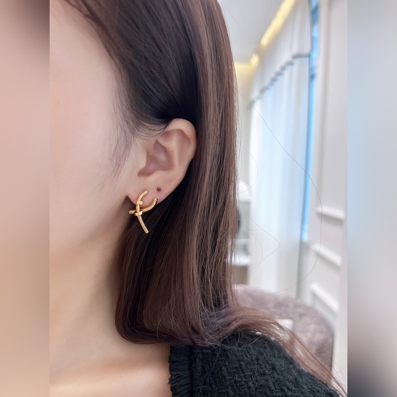 -專櫃圖 佩戴圖-卡地亞Cartier 交叉螺絲螺母耳釘耳環(huán)