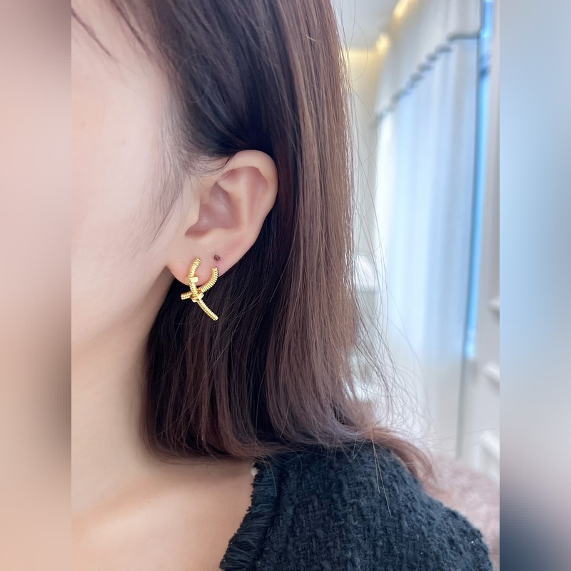 -專櫃圖 佩戴圖-卡地亞Cartier 交叉螺絲螺母耳釘耳環(huán)