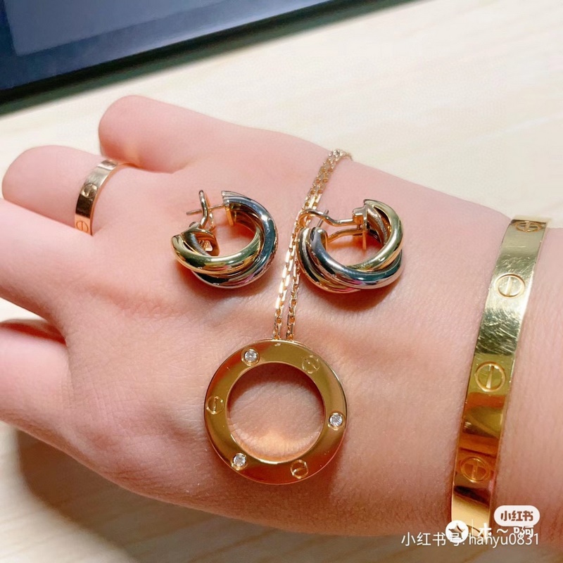 卡地亞新版 圓環 交叉 三色 耳扣 耳環 最經典受歡迎的一款耳釘，永恒經典 近年