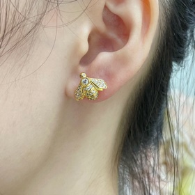 V金材質(zhì) 2110160 尚美蜜蜂耳釘，人氣黃金小蜜蜂耳釘同樣選用了兩邊不對稱的