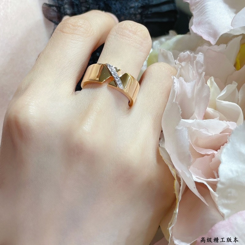 V金材質 2140220 碼數：678。尚美寬版光面X戒指 CHAUMET的緣系