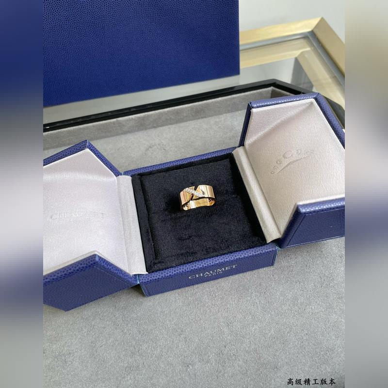 V金材質 2140220 碼數：678。尚美寬版光面X戒指 CHAUMET的緣系