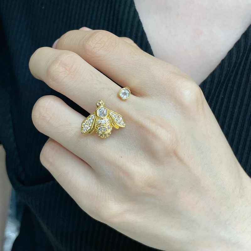 V金材質 2110160 碼數678。尚美蜜蜂戒指 戒指的一邊是一隻蜜蜂，代表著