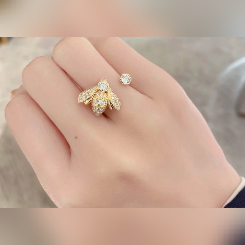 V金材質 2110160 碼數678。尚美蜜蜂戒指 戒指的一邊是一隻蜜蜂，代表著