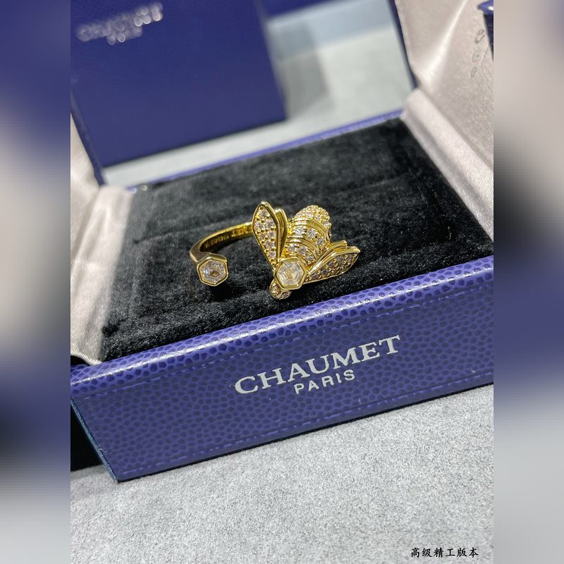 V金材質 2110160 碼數678。尚美蜜蜂戒指 戒指的一邊是一隻蜜蜂，代表著