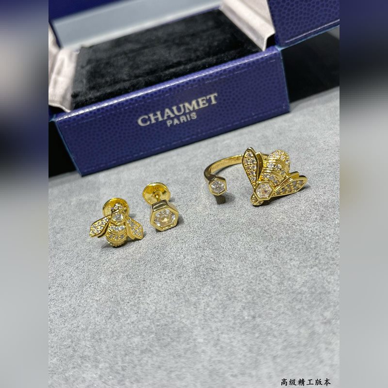 V金材質 2110160 碼數678。尚美蜜蜂戒指 戒指的一邊是一隻蜜蜂，代表著