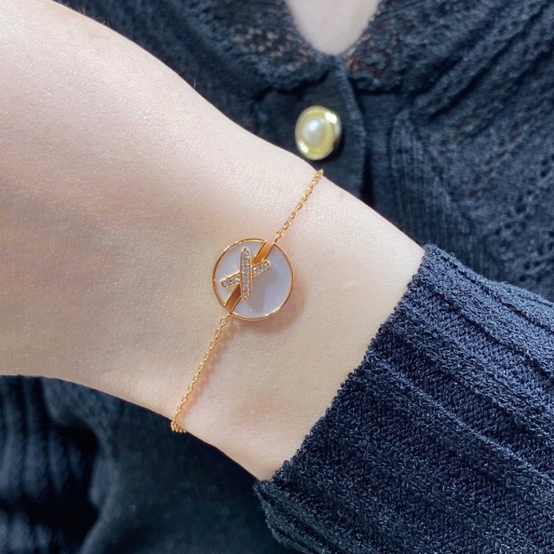 V金材質。5140180  CHAUMET尚美交叉圓形貝母手鍊。 為Xback們