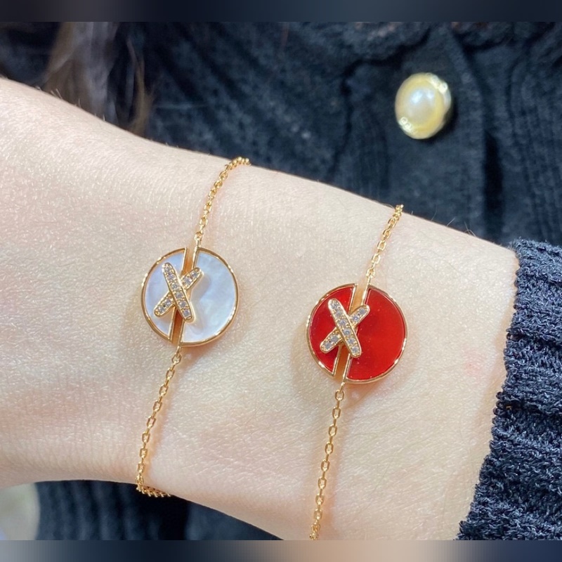 V金材質。5140180  CHAUMET尚美交叉圓形貝母手鍊。 為Xback們