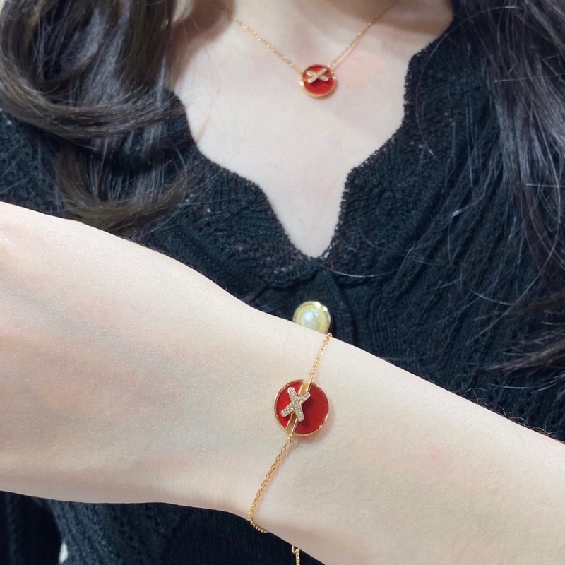 V金材質。5140180  CHAUMET尚美交叉圓形貝母手鍊。 為Xback們