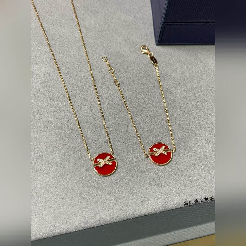 V金材質。5140180  CHAUMET尚美交叉圓形貝母手鍊。 為Xback們