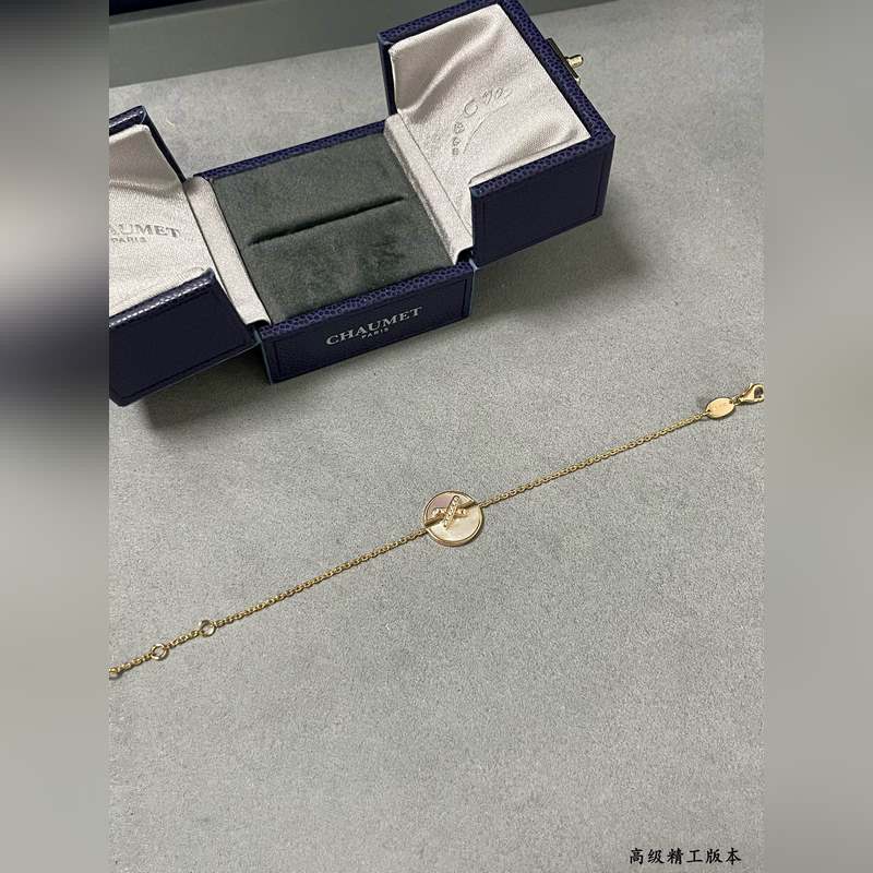 V金材質。5140180  CHAUMET尚美交叉圓形貝母手鍊。 為Xback們