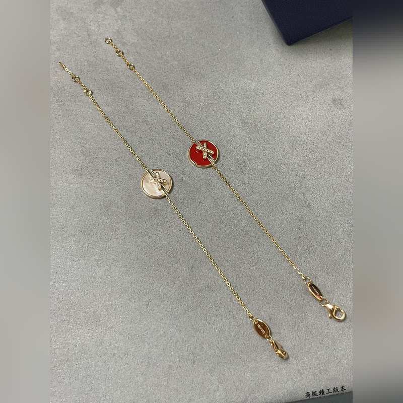 V金材質。5140180  CHAUMET尚美交叉圓形貝母手鍊。 為Xback們