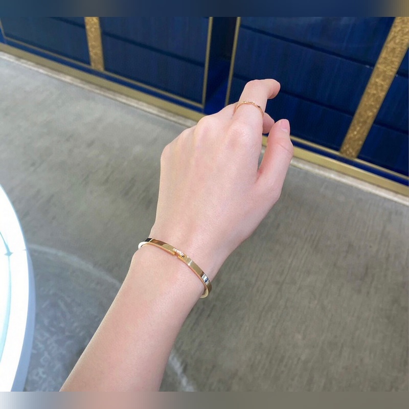 尚美手鐲  簡單演繹時尚之美 隨手拍就美的大贊 做工精緻 實(shí)拍 ，真實(shí)細(xì)節(jié)呈現(xiàn)