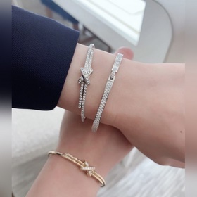 V金鍍咪金 2140330 碼數：16.17。尚美交叉滿鑽手鐲  簡單演繹時尚之