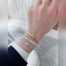 V金鍍咪金 2140310 碼數：16.17。尚美交叉半鑽手鐲  簡單演繹時尚之