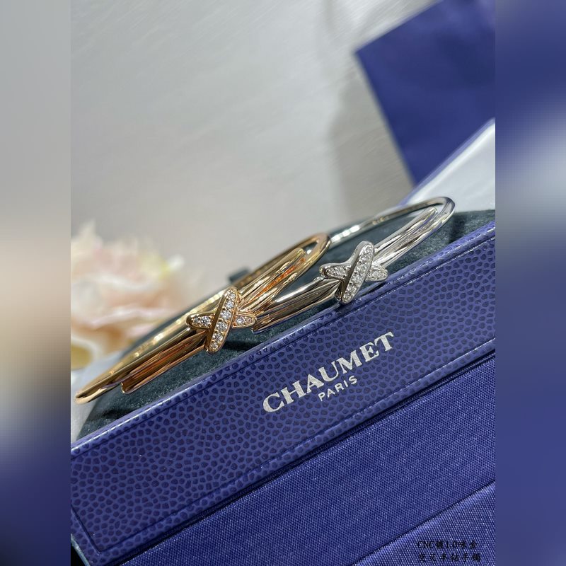 V金鍍咪金 2140310 碼數(shù)：16.17。尚美交叉半鑽手鐲  簡單演繹時(shí)尚之