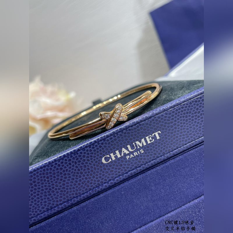 V金鍍咪金 2140310 碼數(shù)：16.17。尚美交叉半鑽手鐲  簡單演繹時(shí)尚之