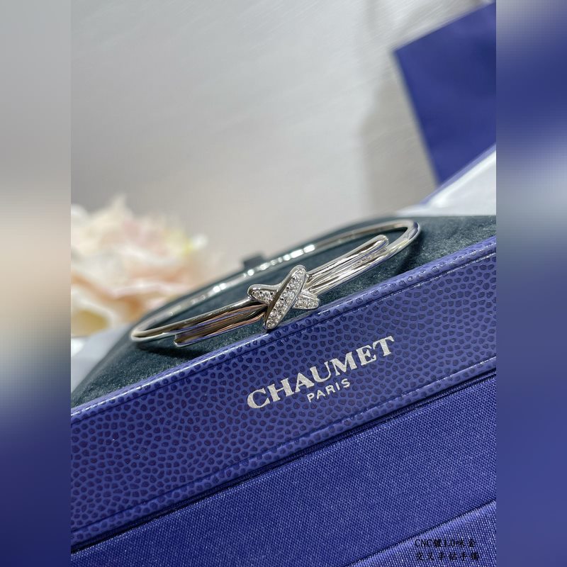 V金鍍咪金 2140310 碼數(shù)：16.17。尚美交叉半鑽手鐲  簡單演繹時(shí)尚之