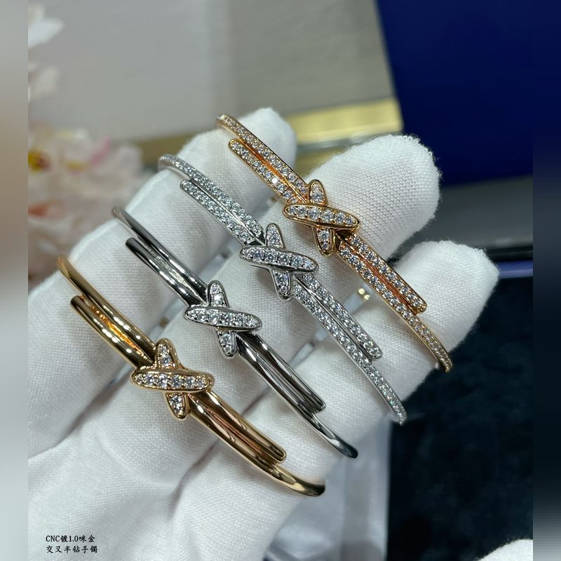 V金鍍咪金 2140310 碼數(shù)：16.17。尚美交叉半鑽手鐲  簡單演繹時(shí)尚之