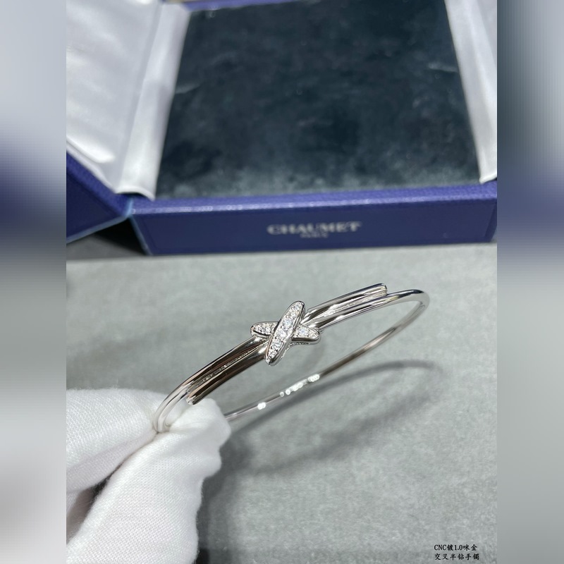 V金鍍咪金 2140310 碼數(shù)：16.17。尚美交叉半鑽手鐲  簡單演繹時(shí)尚之