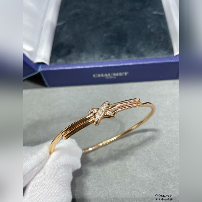 V金鍍咪金 2140310 碼數(shù)：16.17。尚美交叉半鑽手鐲  簡單演繹時(shí)尚之