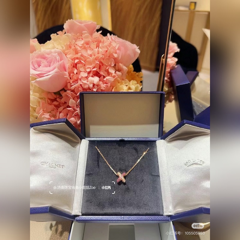 尚美巴黎CHAUMET Liens系列 粉鑽交叉 項鍊 獨特的扣子交叉設計象征著