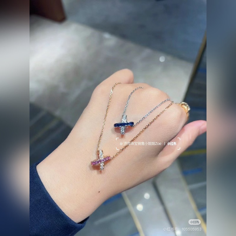 尚美巴黎CHAUMET Liens系列 粉鑽交叉 項鍊 獨特的扣子交叉設計象征著