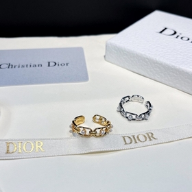 Dior橢圓珍珠開口戒指，簡約的複古做舊橢圓圈搭配珍珠的設計，珍珠巧妙的兜在橢圓
