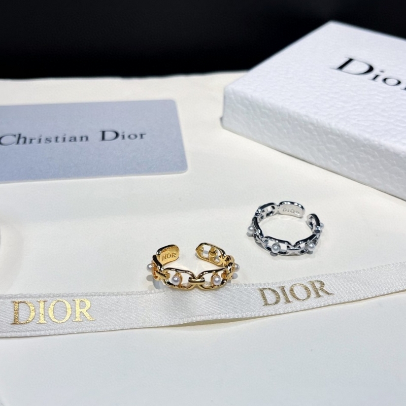 Dior橢圓珍珠開口戒指，簡約的複古做舊橢圓圈搭配珍珠的設計，珍珠巧妙的兜在橢圓